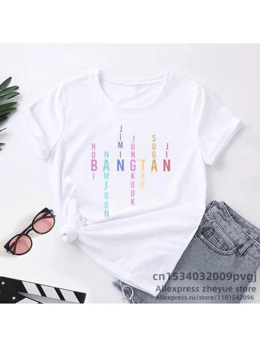 Simple And Versatile Design. Artistic Representation With The Names Of The Members Of The Musical Group And The Word Bangtan In Pastel Colors. Women's T-Shirt, Ideal For Fans Of Korean Pop Music. Cotton T-Shirt. - 白色 - 查看 1