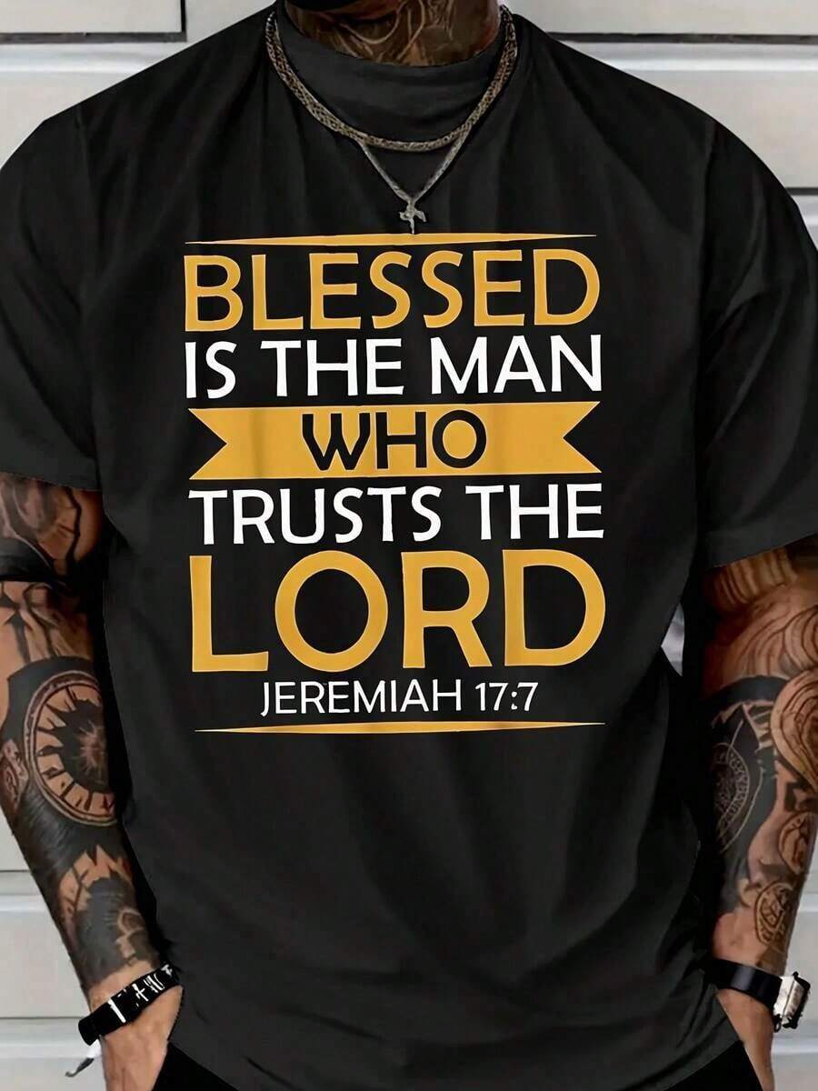 Impala Camiseta de gran tamaño "Pure Pure Lean On Jehovah Blessing" - Camiseta con estampado inspirador de la Escritura de Jeremías 17:7, fondo negro con texto amarillo y blanco llamativo, esencial para entusiastas de la fe. - Negro - Ver 1