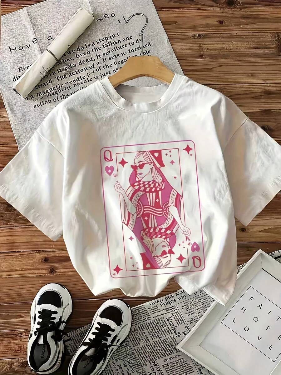 Casual Style With A Queen Of Hearts Print In Pink Tones. Women's T-Shirt With A Playing Card Design Inspired By The Card Game. Ideal For Everyday Wear In Spring And Summer. Perfect As A Gift For Pop Art Lovers And Young Fashion Enthusiasts. - 白色 - 查看 1