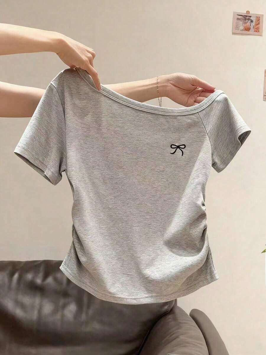 Camiseta de mujer con cuello asimétrico, manga corta y bordado de color contrastante - Gris - Ver 1