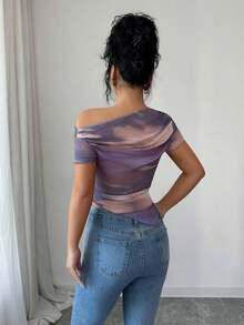 Camiseta de manga corta con hombros oblicuos y estampado de teñido anudado para mujer - Púrpura malva 2 - Ver 2