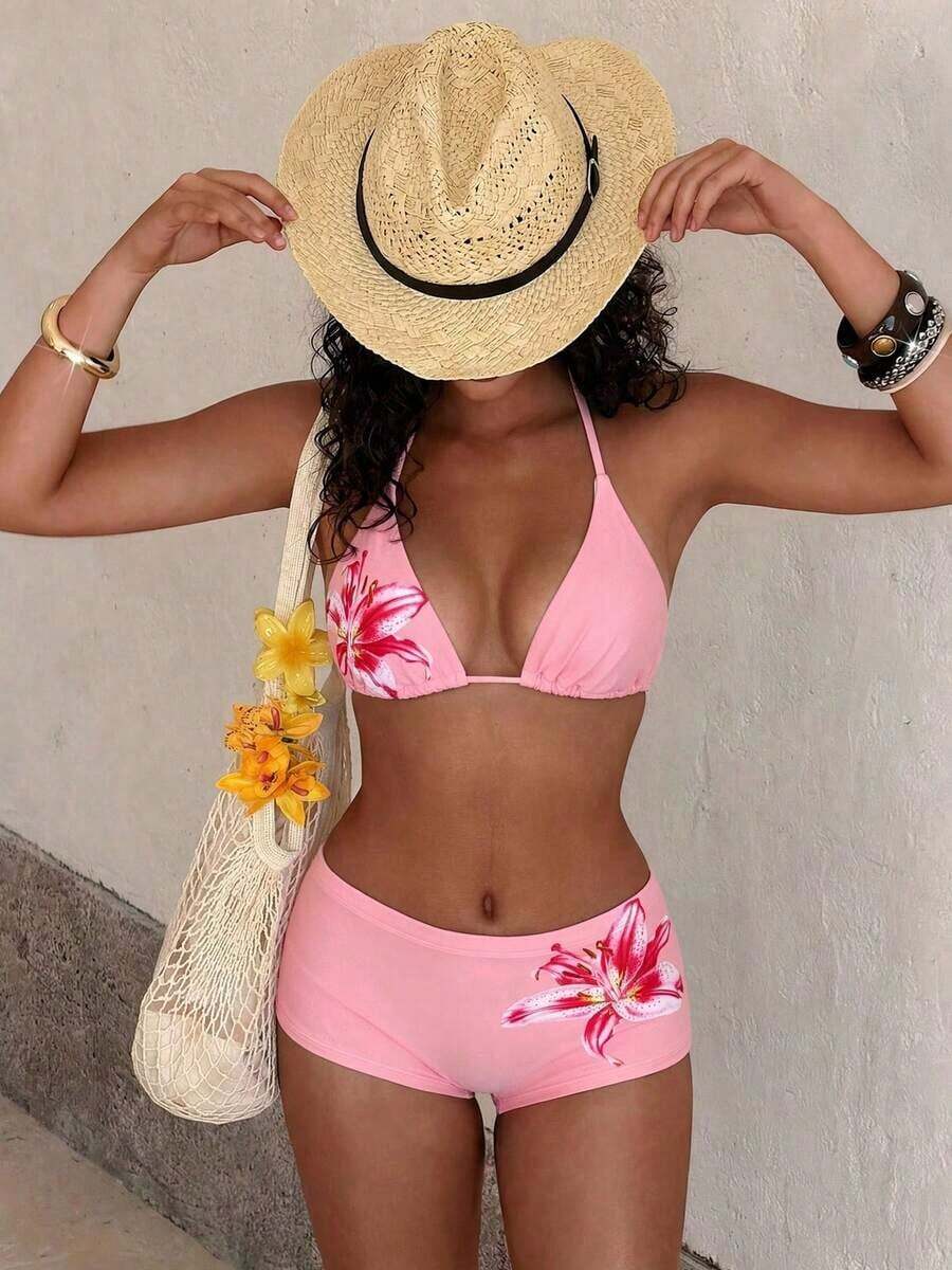 Traje de baño con estampado floral de moda: Top de bikini tipo camiseta con estampado de loto negro + Bottom de traje de baño de talle alto - Conjunto de traje de baño elegante y cómodo para vacaciones de verano, playa y uso en resort en color rojo - Rosa - Ver 1