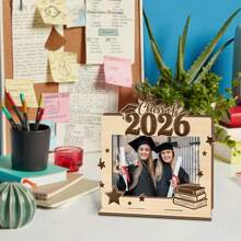 2026届毕业生纪念相框，适合展示照片和毕业证书。这款木质相框是毕业典礼、聚会和照片展示的完美之选。 - 1PC - 查看 7