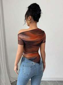 Camiseta de manga corta con hombros oblicuos y estampado de teñido anudado para mujer - Multicolor - Ver 2