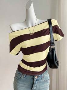 Camiseta corta de manga corta ajustada con hombros descubiertos, estampado retro de coche inglés y pliegues en la cintura, en color rosa, adecuada para el verano, el estilo callejero y el aeropuerto - amarillo ganso - Ver 5