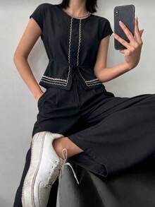 A&DD MODA, REF: AS1990 - Women's Set Consisting Of A Short-Sleeved Blouse And Pants. The Blouse Has A Round Neckline With Details And Buttons. The Pants Have A Straight Cut For A Slimming Effect. This Casual Yet Elegant Set Is Ideal For Special Occasions And Social Events, Creating A Complete And Sophisticated Look. - 黑色 - 查看 5