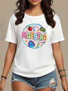 Solt  Ilustración colorida con la palabra Maestra rodeada de elementos escolares como manzana mochila regla y estrellas que celebran la enseñanza divertida camiseta para mujer 100% algodón personality pattern - Blanco - Ver 1