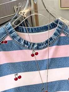Camiseta casual y de moda para mujer con efecto de parche de mezclilla, estampado a rayas y de cerezas digitales, cuello redondo - Azul - Ver 5