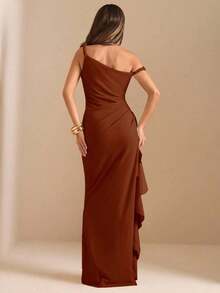 de dama de honor de otoño/invierno, vestido largo elegante con pliegues, abertura alta, volantes y hombros oblicuos con nudo retorcido y sin tirantes, sexy para fiestas - Óxido marrón - Ver 3