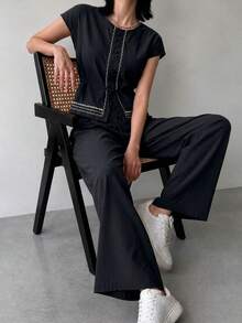 A&DD MODA, REF: AS1990 - Women's Set Consisting Of A Short-Sleeved Blouse And Pants. The Blouse Has A Round Neckline With Details And Buttons. The Pants Have A Straight Cut For A Slimming Effect. This Casual Yet Elegant Set Is Ideal For Special Occasions And Social Events, Creating A Complete And Sophisticated Look. - 黑色 - 查看 4