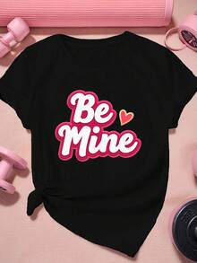 Camiseta de Talla Grande para Mujer con Escritura Divertida 'Be Mine' - Bonita Camiseta con 'Be Mine' en Cursiva, Mangas Cortas, Cuello Redondo, - Atuendo Casual y para el Día de San Valentín, Lavable a Máquina, Ropa Casual Cómoda - Negro - Ver 1