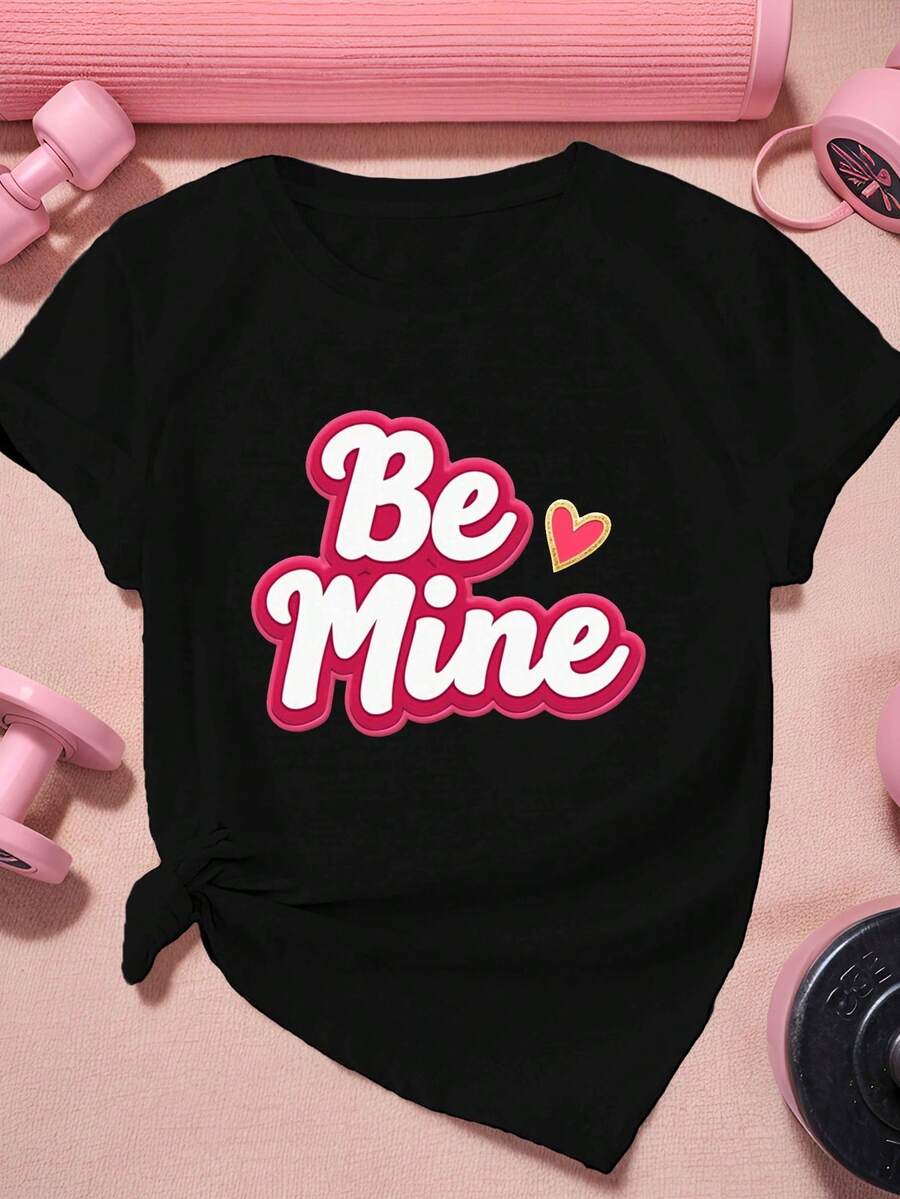 Camiseta de Talla Grande para Mujer con Escritura Divertida 'Be Mine' - Bonita Camiseta con 'Be Mine' en Cursiva, Mangas Cortas, Cuello Redondo, - Atuendo Casual y para el Día de San Valentín, Lavable a Máquina, Ropa Casual Cómoda - Negro - Ver 1