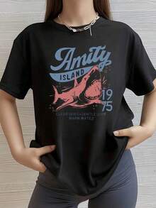 Loose Shark Leaping Among Waves With Vintage Lettering That Evokes The Strength Of The Sea And The Outdoors. Soft And Comfortable White Women's T-Shirts For A Casual And Modern Look. Cotton Women's T-Shirt, Breathable And Sweat-Absorbent Summer Short Sleeve - 黑色 - 查看 1