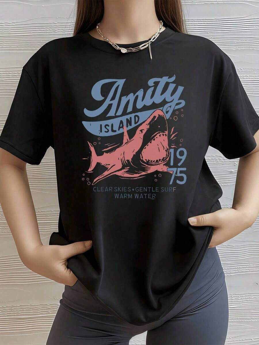 Loose Shark Leaping Among Waves With Vintage Lettering That Evokes The Strength Of The Sea And The Outdoors. Soft And Comfortable White Women's T-Shirts For A Casual And Modern Look. Cotton Women's T-Shirt, Breathable And Sweat-Absorbent Summer Short Sleeve - 黑色 - 查看 1