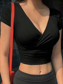 Camiseta corta de verano para mujer de unicolor, con escote en V cruzado, manga corta y ajustada, para uso casual y de vacaciones - Negro - Ver 1