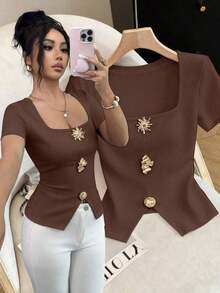 Blusa elegante y urbana de cuello cuadrado con decoración metálica de manga corta ajustada para mujer, adecuada para uso diario, bodas, galas, viajes, fiestas de graduación, vacaciones, citas, fiestas, Halloween, Navidad, Año Nuevo, Acción de Gracias, bodas - Marrón - Ver 1