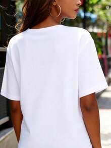 Camisetas: Camiseta blanca de manga corta, decorada con un patrón de cactus rosa del desierto y el eslogan "Nacido en otra parte, floreciendo aquí" -- Camiseta casual de cuello redondo, adecuada para uso diario, lavable a máquina, con estampado de plantas, ideal para conjuntos cotidianos. - Blanco - Ver 3