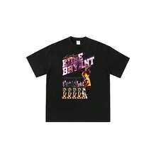Camiseta unisex con estampado divertido de dibujos animados de anime y los trofeos del campeonato de la NBAss (NBAss-Kobes-Bryants) - Negro - Ver 1