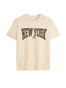 Relaxed Fit Graphic T-Shirt with "NEW YORK" Leopard Print Lettering, Y2K Aesthetic Retro Preppy Varsity Streetwear, Casual Summer Top for New York City Style & Edgy Fashion Lovers, Distressed College Slogan Tee for Daily Wear & Going Out, Unique Design for Men & Women, Features Leopard Filled Arched Varsity Lettering with NY EST.1987 Vintage Badge, Creates an Authentic American Street & Retro College - Albaricoque - Ver 2