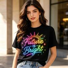 Playera de Graduada para Mujer, Camiseta de Algodón Cómoda con Diseño "Future Is Bright", Perfecta para Celebrar la Graduación 2026 - Negro - Ver 1