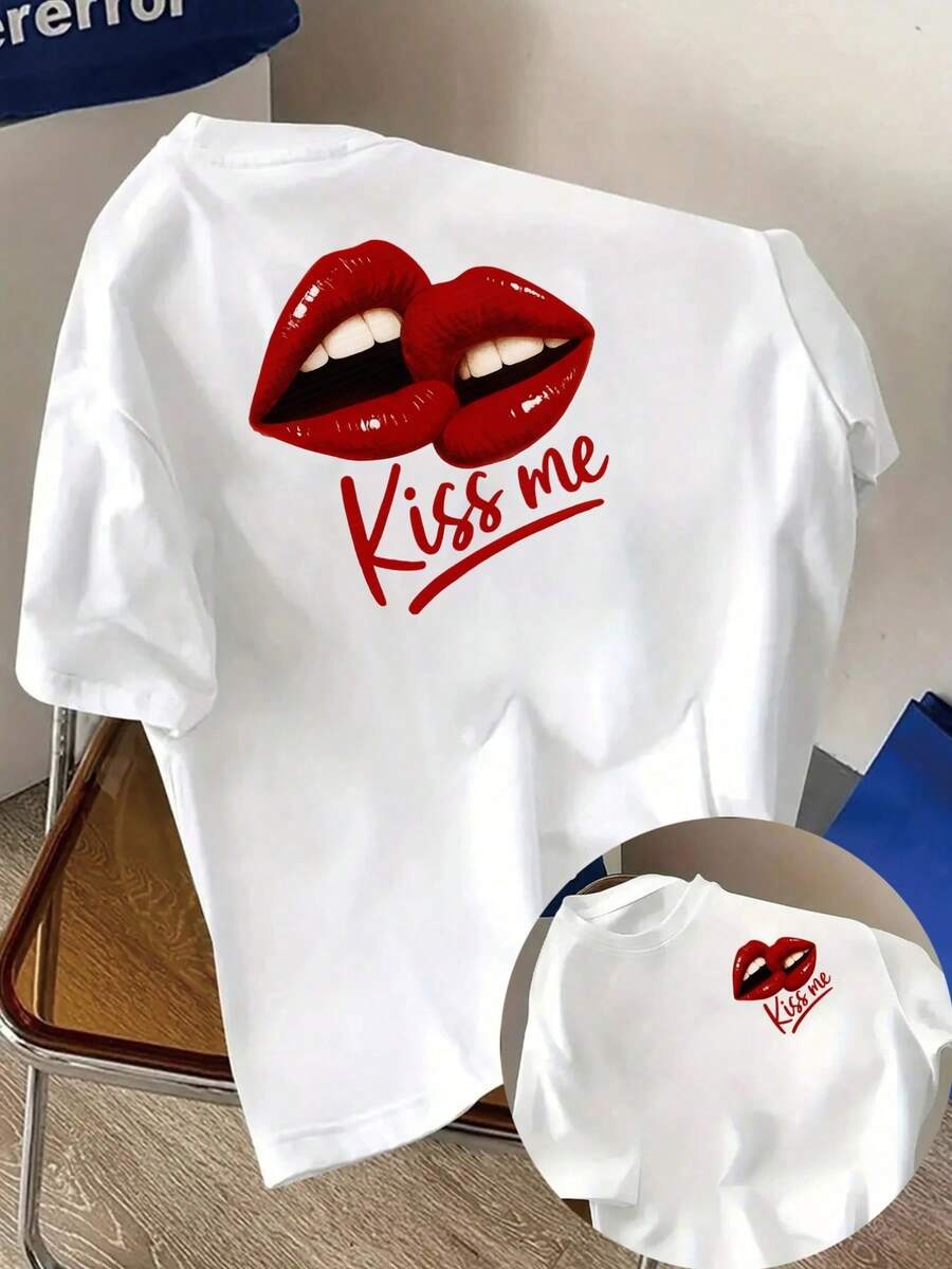 Camiseta tipo túnica para mujer con estampado de labios blancos "Kiss Me" y labios rojos - Labios rojos llamativos y letras doradas de acento, manga corta, cuello redondo, blusa casual de verano, lavable a máquina, top de primavera/otoño para el Día de San Valentín, fiestas y atuendos casuales (diseño con el eslogan "Kiss Me") - Corte relajado, elasticidad media, estampado frontal y trasero, elegante y cómoda, sin volumen, tela suave, corte clásico, adecuada para usar en capas o como prenda independiente, camiseta estilo Y2K. - Blanco - Ver 1