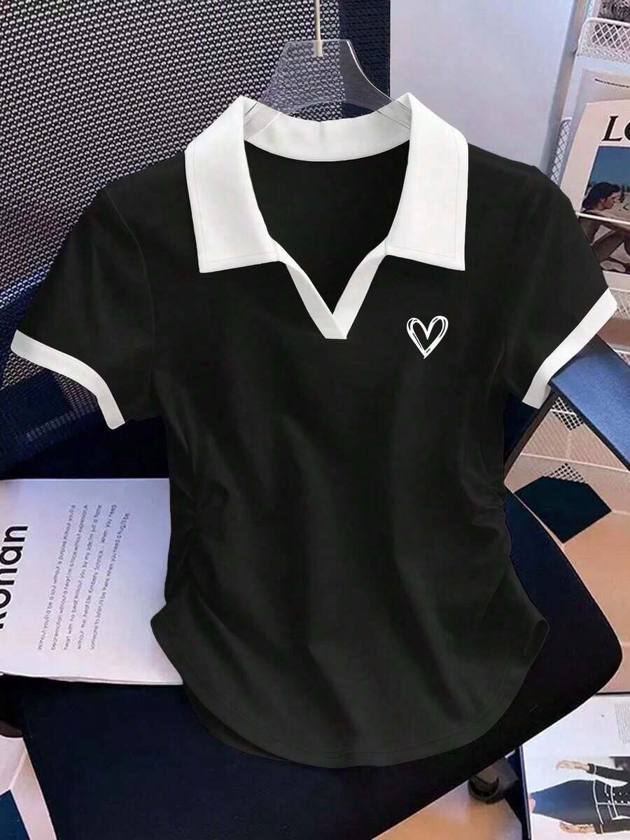 Camiseta casual de mujer con cuello polo, manga corta y estampado de corazones en color contrastante - Multicolor 4 - Ver 1