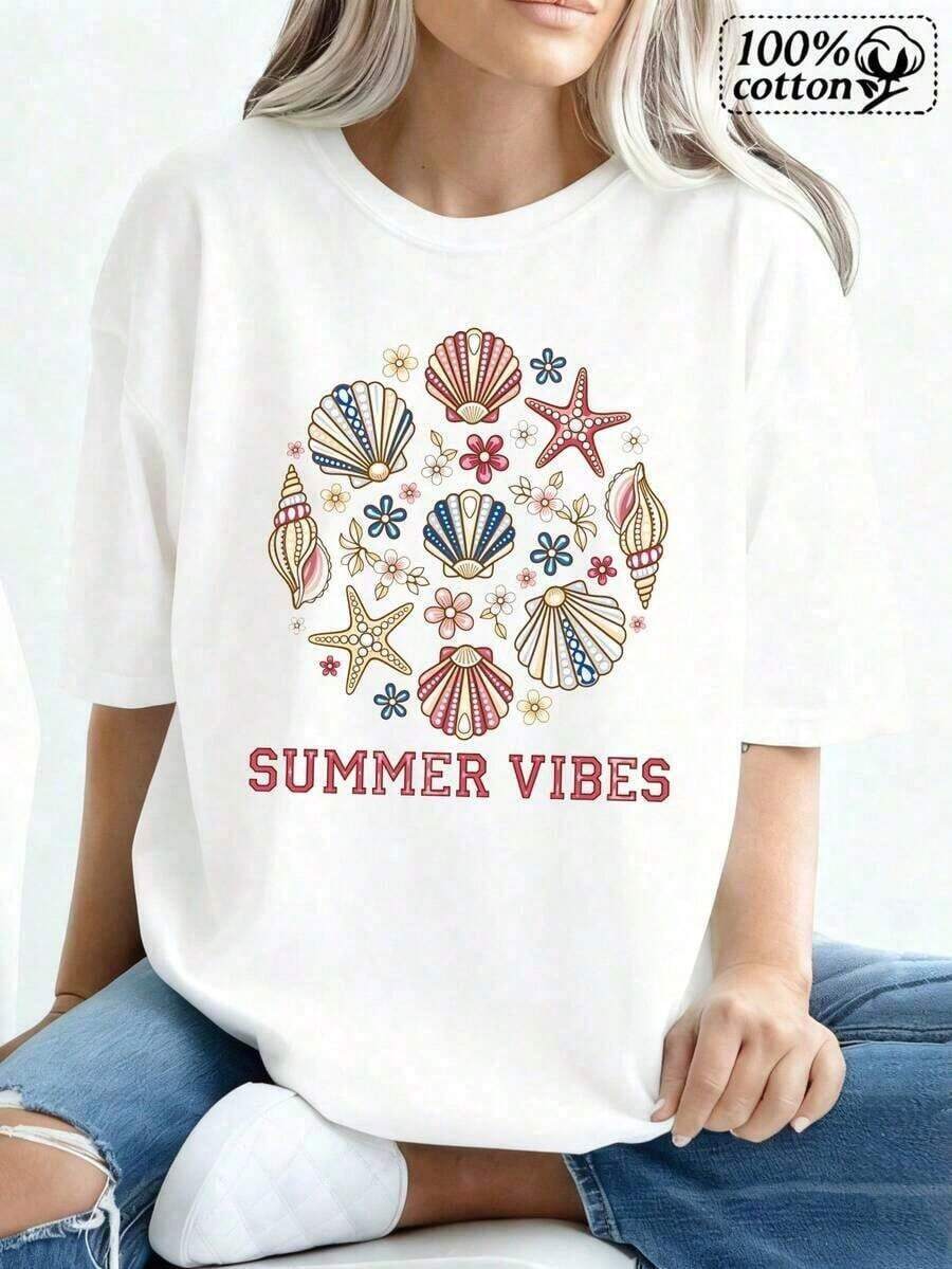 ropa de mujer Casual Beachwear con una camiseta blanca adornada con conchas marinas, estrellas de mar y diseños florales, perfecta para conjuntos de verano. - Blanco - Ver 1