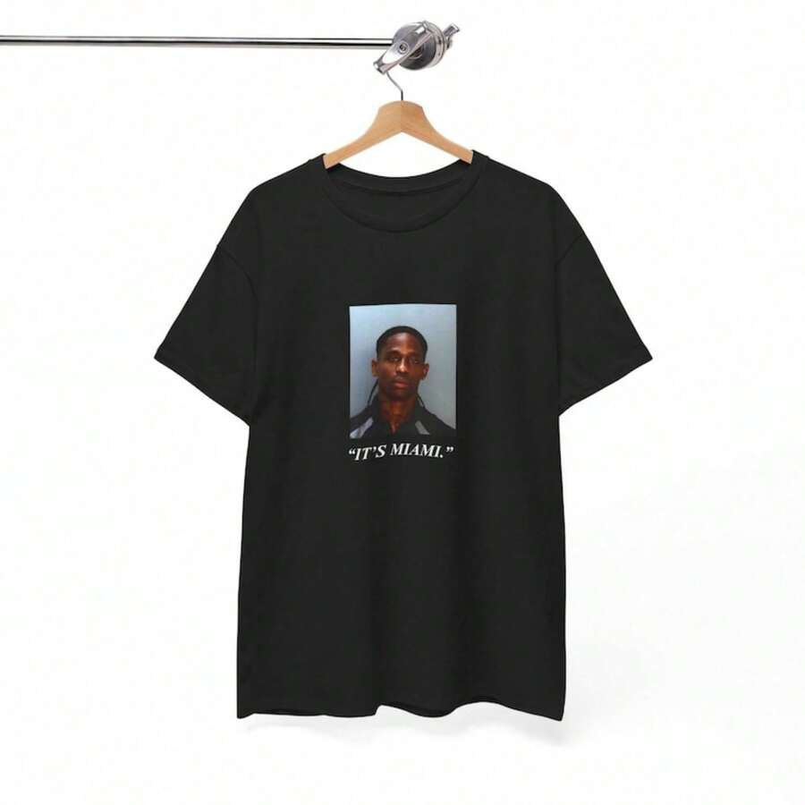 T1ravis Scott Mug Shot Miami UniS1ex T1EE, T-Shirt, Streetwear Shirt, Urban Fashion Top, Hip Hop Graphic T1EEFor woman shirt Camiseta 100% Algodón Unisex - Playera Casual Premium de Corte Cómodo - Negro - Ver 1
