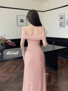 Vestido largo elegante de mujer con hombros descubiertos, cintura fruncida y malla, adecuado para bodas, eventos formales y fiestas de gala - Rosa - Ver 2
