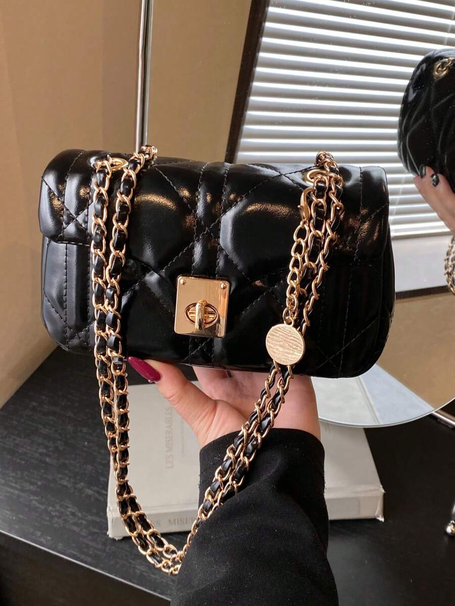 女士优雅米色黑色链条单肩包，采用柔软PU皮革，菱格纹绗缝面料，旋扣式闭合，适合大学生、通勤、户外旅行，简约百搭，适合旅行、购物、工作通勤和聚会，休闲甜美风格，街头时尚