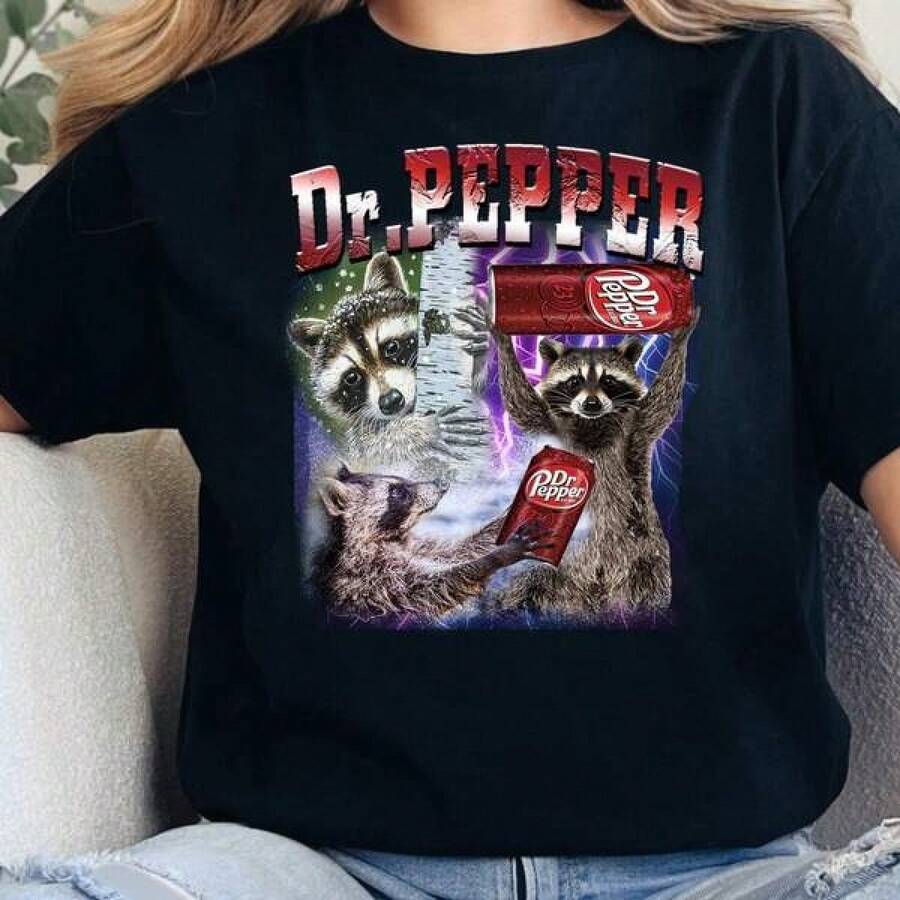 2026 Dam Herr Fars Dag T-shirt Vintage Dr. Pepper Tröja, Retro Dr. Pepper Sweatshirt & Present Till Dr. Pepper-älskare Toppar För Kvinnor, Herrkläder, Flickkläder, Flicktoppar, Pojkkläder, Kläder För Flickor, Sommartoppar, Sommarkläder, Grafisk, Semesterkläder För Kvinnor Storlek 2Y-10Y, S-XXXL, Kläder För Små Flickor, T-shirt För Tonåringar, Barnkläder Pojkar, Kläder För Tonårspojkar, Perfekt Present Till Världsmiljödagen, Sista Skoldagen och Haitisk Flaggdag, Matchande Kläder För Föräldrar Och Barn - Svart - Visa 1