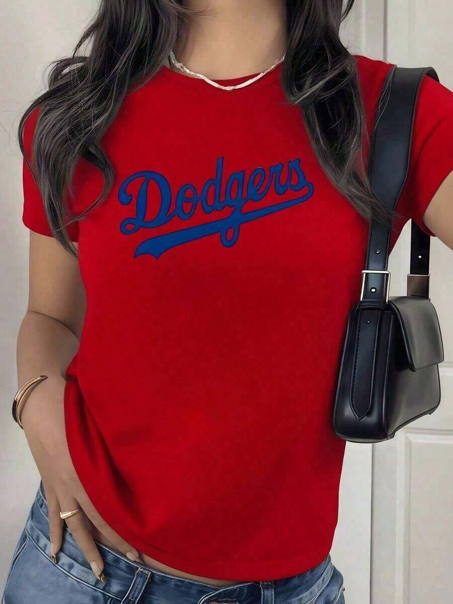 Camisetas de verano: Diseño Bold Dodgers que celebra el espíritu del equipo en una fuente atlética clásica para fans seguros de sí mismos. Camiseta casual de mujer 100% algodón. Ropa de verano 2026. - Rojo - Ver 1