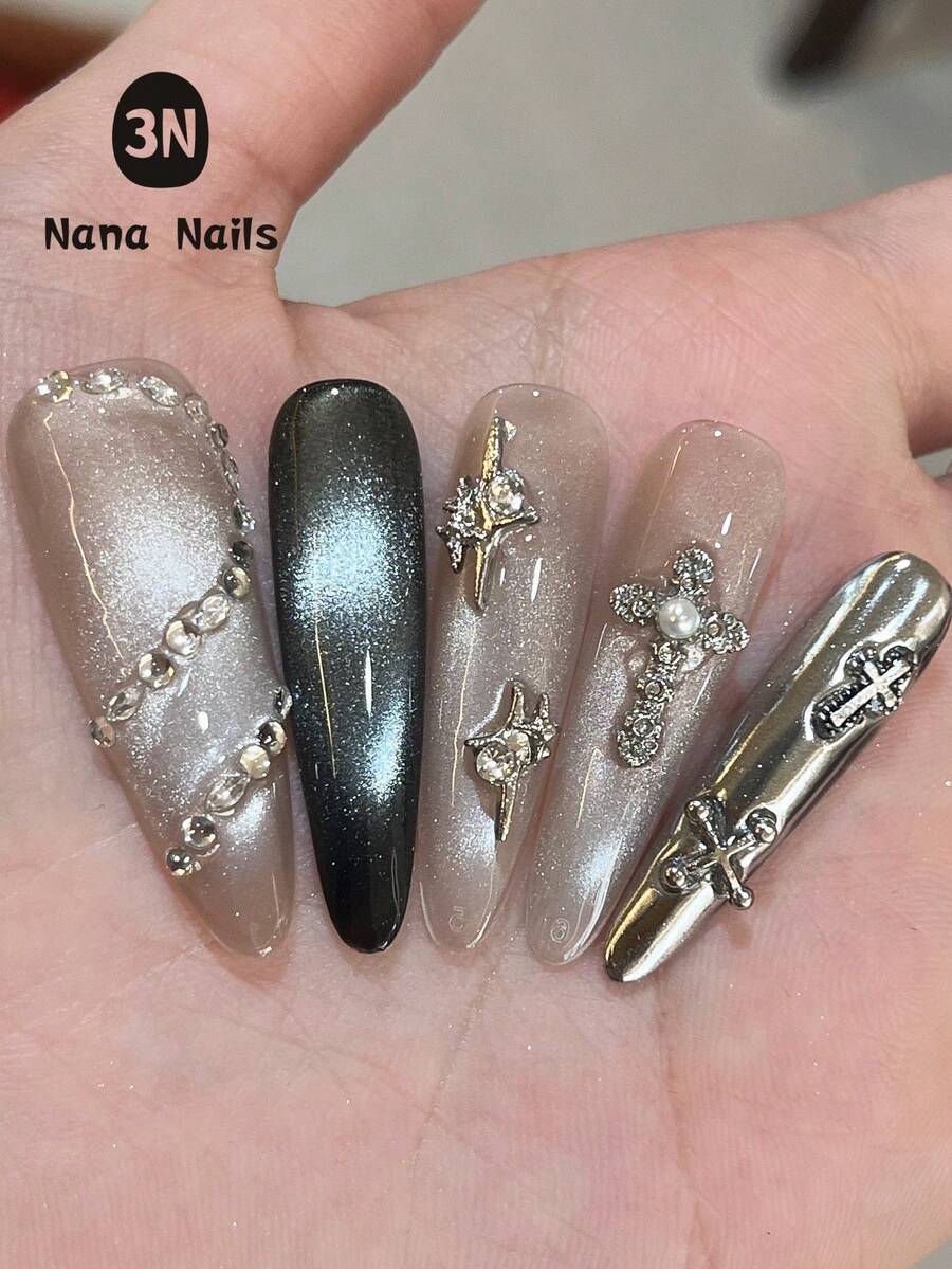 10片手工美甲贴片，暗黑女王Y2K美甲：极致尖头美甲贴片，搭配黑色猫眼、银色十字架吊坠和水晶碎屑装饰。前卫、魅力四射，提亮肤色，适合大胆女孩，母亲节礼物，度假装扮，毕业礼服。