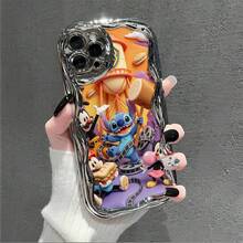 Disney Lilo & Stitch Phone Case, Cartoon Art Protective Cover. Compatible With IPhone 17, 16, 15, 14, 13, 12, 11 Pro Series, Featuring Plush Stitch With Other Cartoon Characters In Front Of The Warner Bros. Water Tower, Perfect For Animation Fans, Ideal For Birthdays, Holidays, Anniversaries, Graduation Gifts, Or Any Special Occasion To Surprise Family, Friends, Classmates, And Loved Ones. - 銀色 - 查看 2