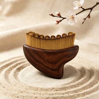 Cọ massage bạch huyết mặt góc cạnh mới có thể được sử dụng để nâng và làm săn chắc da mặt, massage vai và cổ, và thông tắc bạch huyết. Đây là một dụng cụ trang điểm đa năng. Lông cọ sợi sinh học mềm mại, thoải mái và thân thiện với da. Tay cầm vân gỗ phù hợp với thiết kế công thái học.