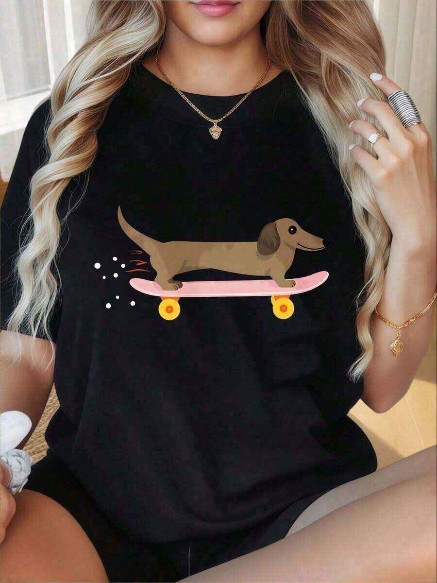 Camiseta de manga corta para mujer, corte holgado, estilo casual, con estampado de perro salchicha sobre patineta, diseño gráfico divertido de animales, patrones impresos interesantes, ligera, transpirable, camiseta básica de verano esencial. - Negro - Ver 1