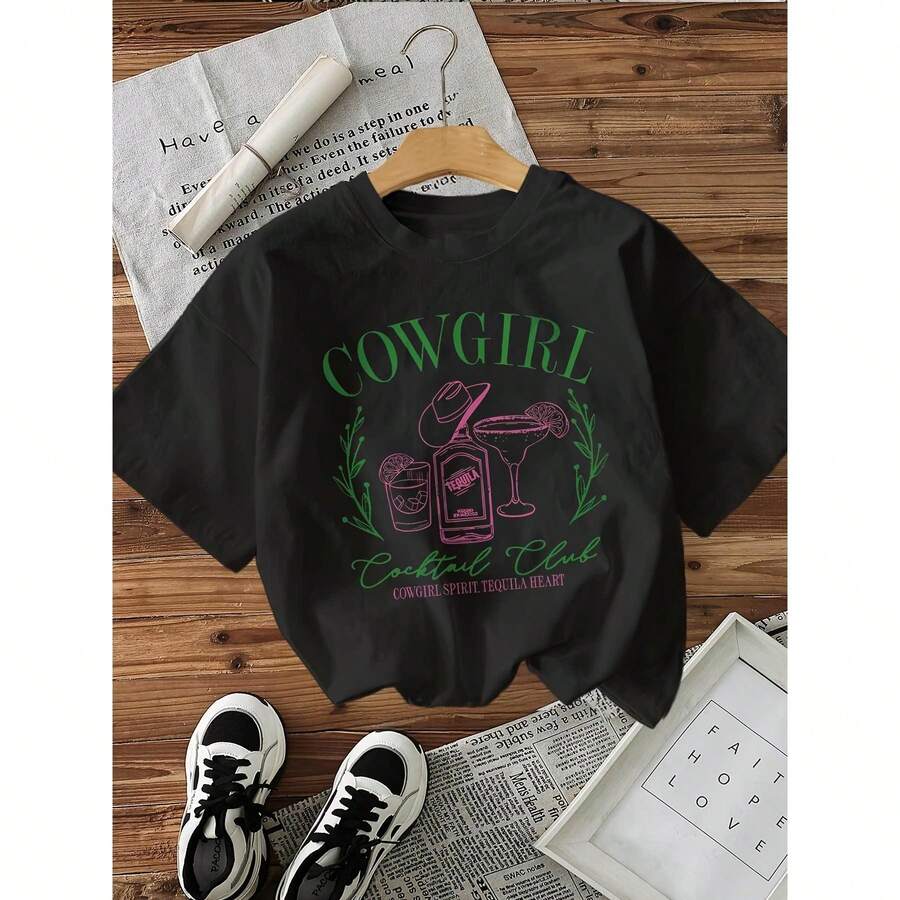 Camiseta casual de manga corta con estampado de patrón de cóctel y letras de vaquera - [Negro] - Ver 1