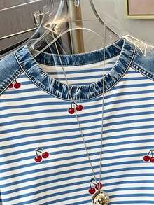 Camiseta casual y de moda para mujer con efecto de parche de mezclilla, estampado a rayas y de cerezas digitales, cuello redondo - Azul 2 - Ver 5