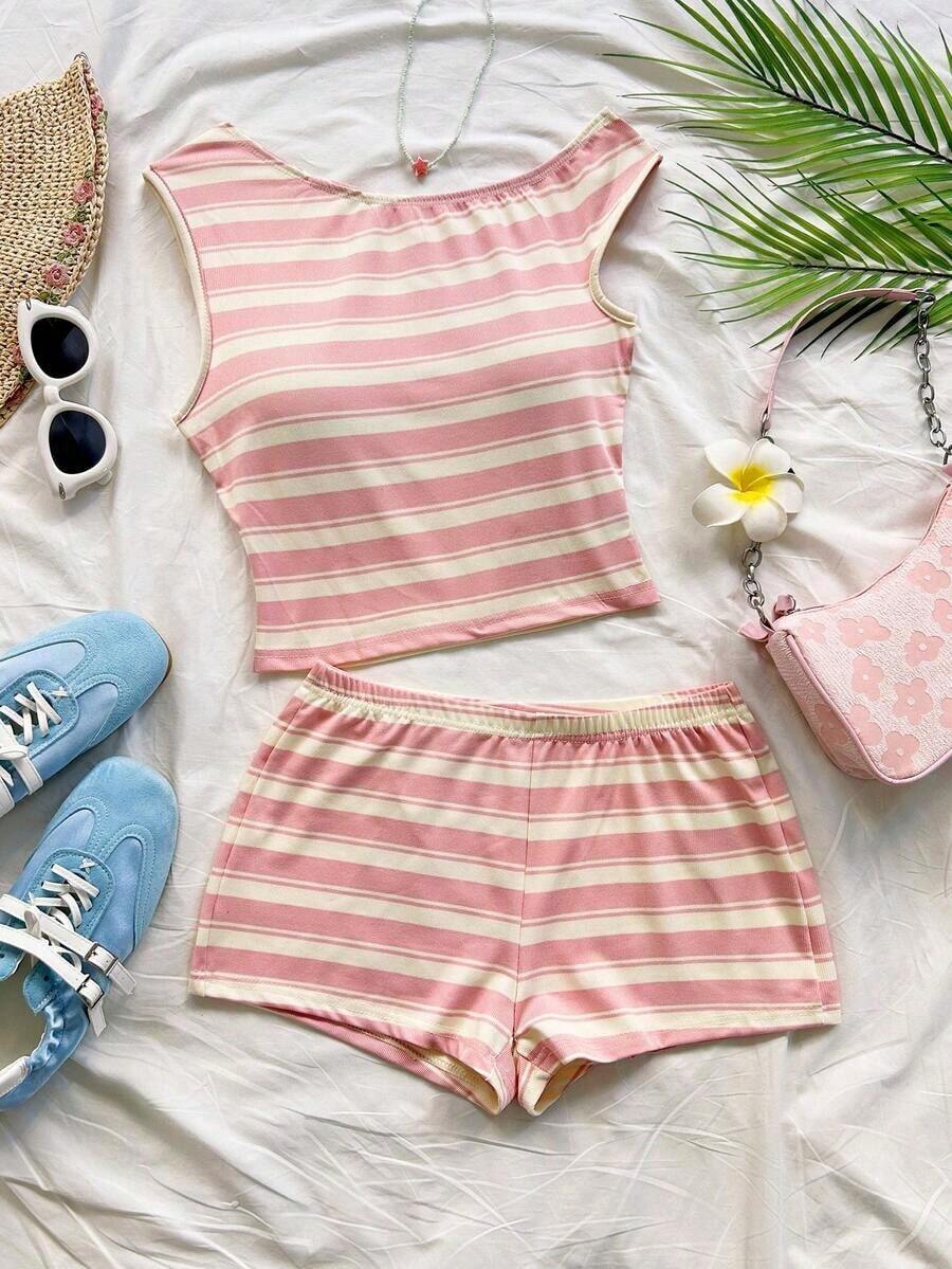 Conjunto de 2 piezas para mujer de vacaciones - Parte superior de punto asimétrica de cuello a rayas rojas y blancas y shorts ajustados de talle ultrabajo, adecuado para fiesta, Navidad, San Valentín, cita, playa, crucero, carnaval, Pascua, Año - Multicolor - Ver 1