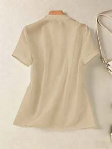 Camisa de mujer de unicolor con cuello en V y botones - Blusa casual y elegante de manga corta con detalle de bolsillo, adecuada para vacaciones, viajes y uso diario, artículo esencial para primavera y verano - Marrón - Ver 6