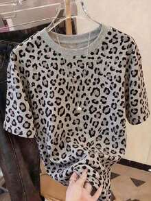 Camiseta de cuello redondo de manga corta para mujer con estampado digital de leopardo, un regalo para amigos - Gris Claro - Ver 1