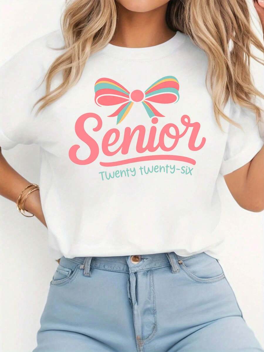 Camiseta casual de cuello redondo de manga corta de las mujeres de la clase de graduación de 2026 con un estampado de patrón de arco, perfecta para el uso diario, las salidas y los regalos de vacaciones
