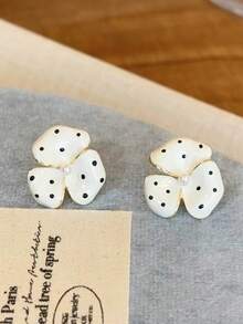 一对简约优雅的波点花朵和仿珍珠耳环,奢华时尚,日常佩戴,女士必备 - 白色 - 查看 3