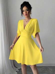 Nuevo vestido elegante corto para mujer con cuello en V, busto fruncido, mangas con volantes y cintura ceñida.Favorecedora y elegante. - Amarillo - Ver 6