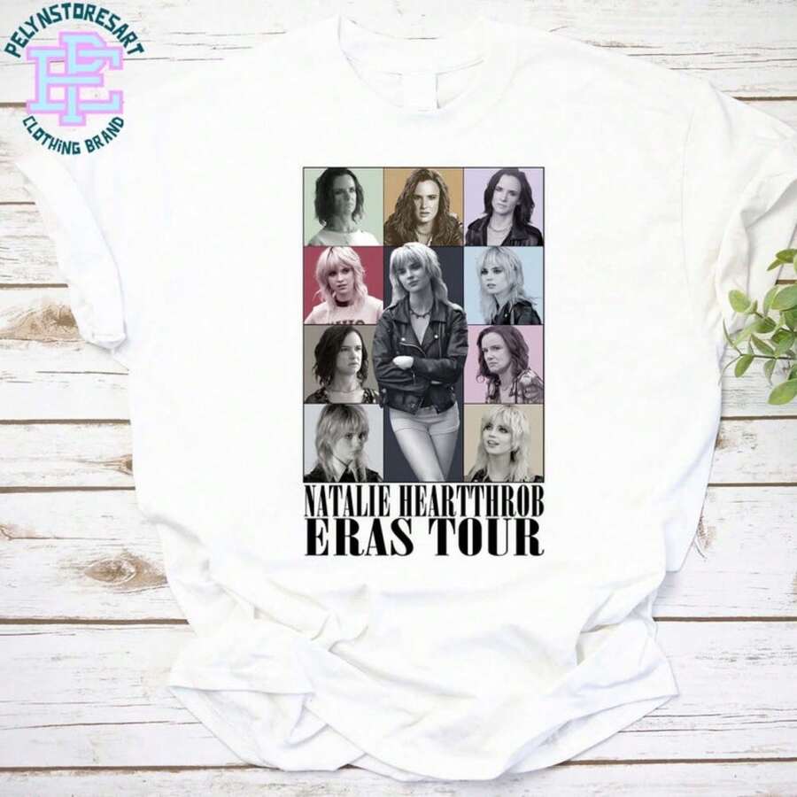 Camiseta de la gira Natalie Heartthrob Eras, camiseta retro con collage para fans del cine, tributo a un personaje icónico, camiseta con estética de l Camiseta 100% Algodón Unisex - Playera Casual Premium de Corte Cómodo - Blanco - Ver 1