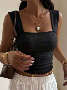 Top corto ajustado de cuello cuadrado de tela texturizada de unicolor minimalista para mujer, ideal para el verano, vacaciones y uso diario - Negro - Ver 2
