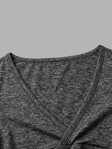 Camiseta corta de verano para mujer de unicolor, con escote en V cruzado, manga corta y ajustada, para uso casual y de vacaciones - Gris Oscuro - Ver 4