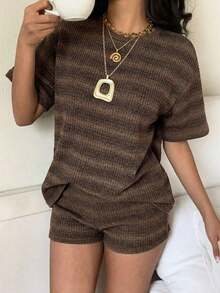 Conjunto de camiseta de manga corta y pantalones cortos de punto a rayas para mujer de estilo casual - Marrón Chocolate - Ver 6