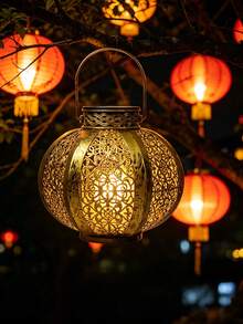 1个太阳能花园灯，金属镂空锻铁灯笼，多功能壁挂式/吊挂式灯，LED投影灯，适用于家居装饰、室内装饰、花园装饰、草坪、台阶、生日、派对、节日等各种场合。是馈赠亲朋好友的理想礼物。 - 彩色 - 查看 9