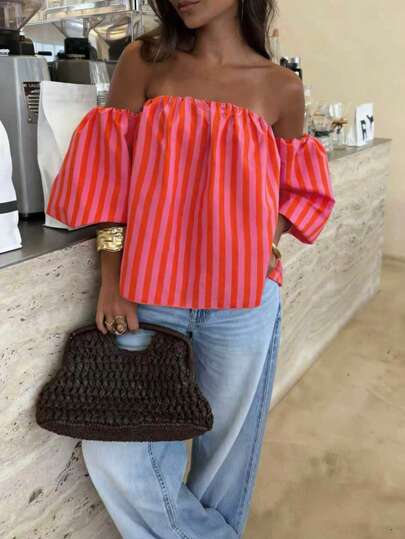 Blusa feminina listrada em tecido contrastante com babados e ombros à mostra, ideal para praia e uso diário, vermelha, para primavera/verão.